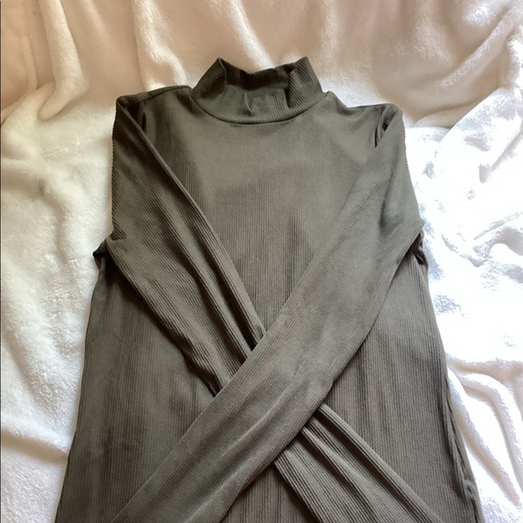 Woman’s top - Picture 2 of 3